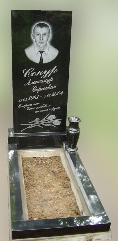 Прямоугольный памятник из гранита, мастерская «Стела», Арсеньев