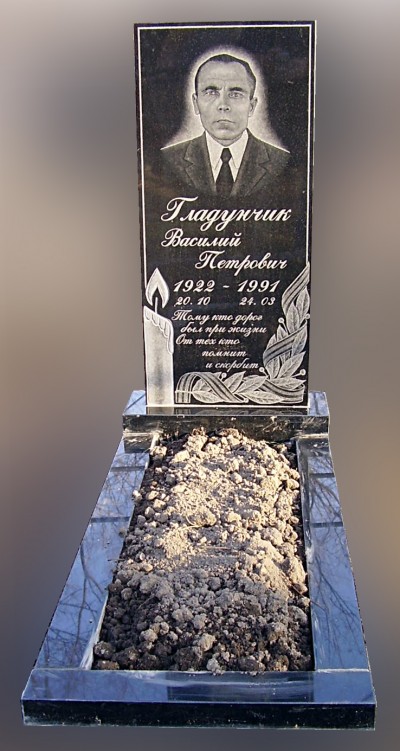 Памятники из гранита с цветником в мастерской "Стела", город Арсеньев